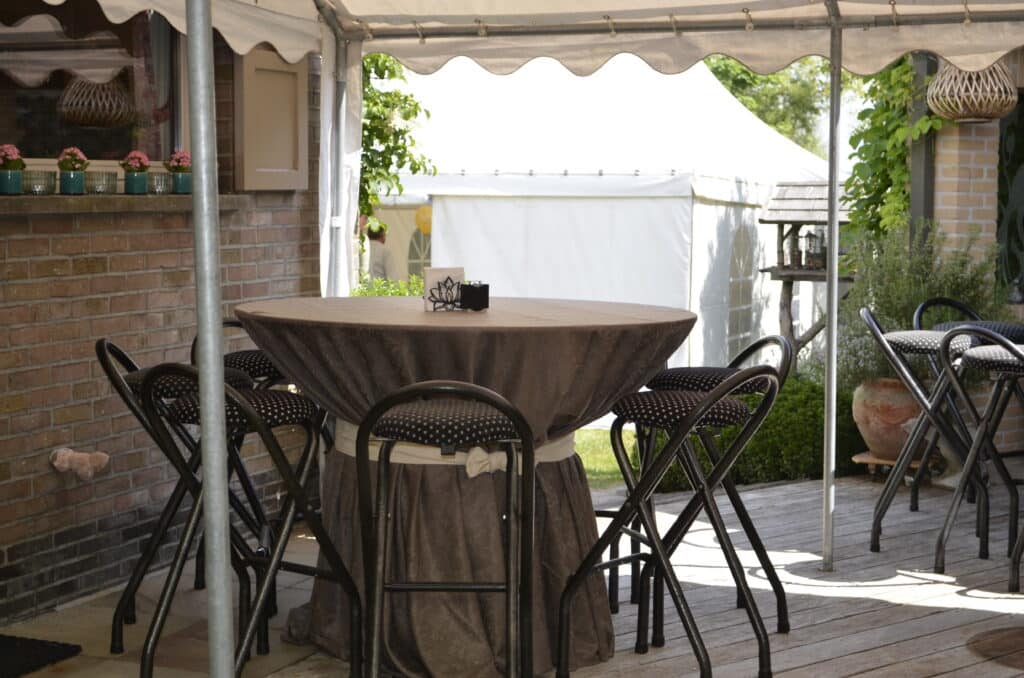 Grote receptie tafel met linnen