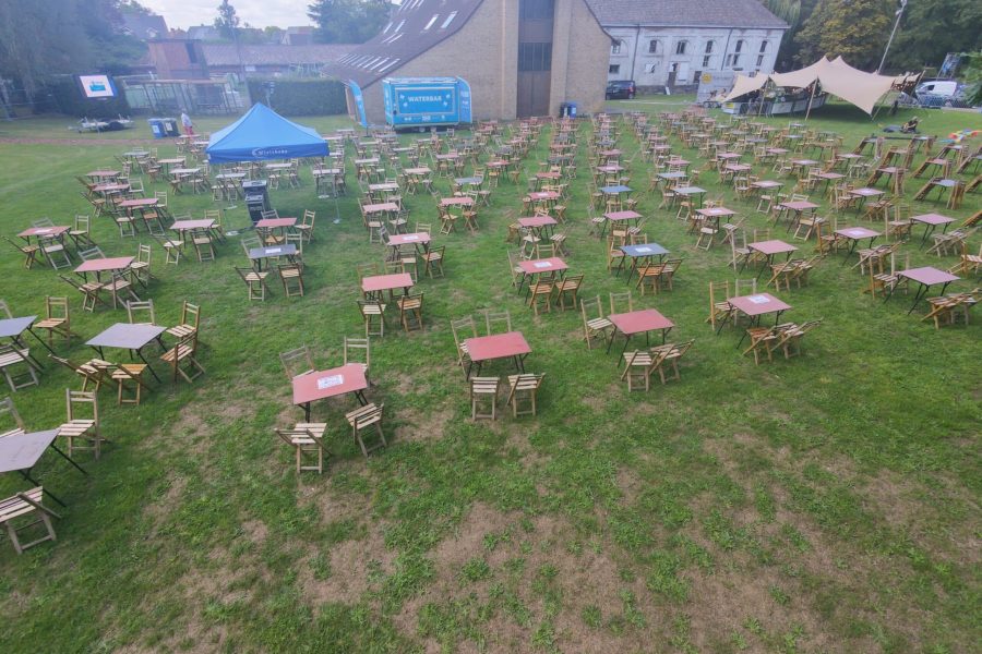 Houten stoelen en tafels