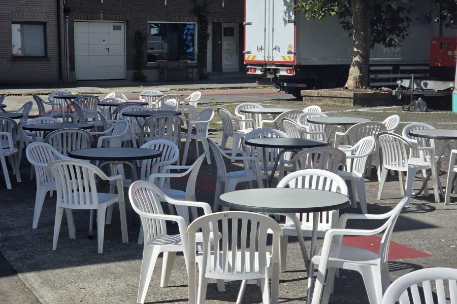 Ronde tafels met plastic stoelen
